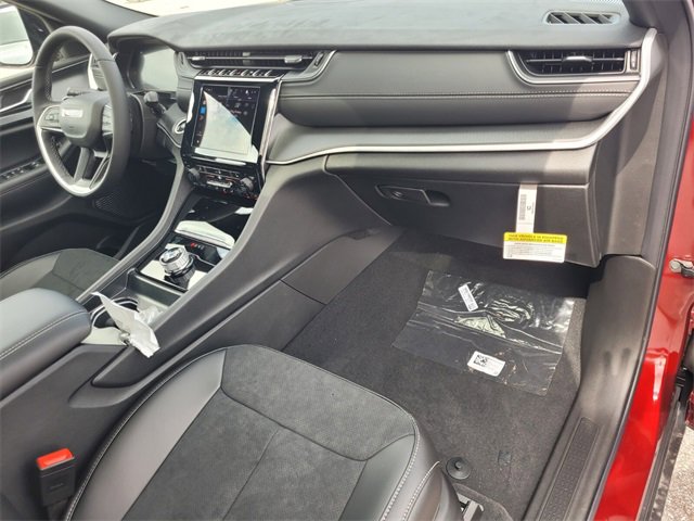 New 2025 Jeep Grand Cherokee Altitude image 18