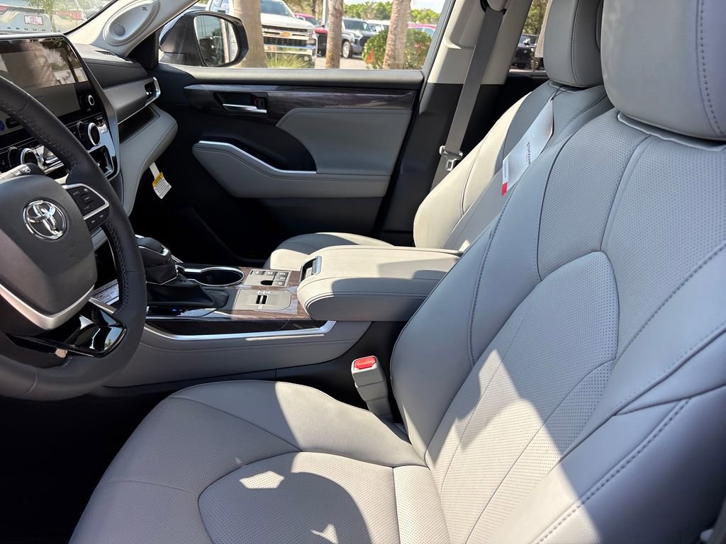 New 2026 Toyota Highlander Limited image 8