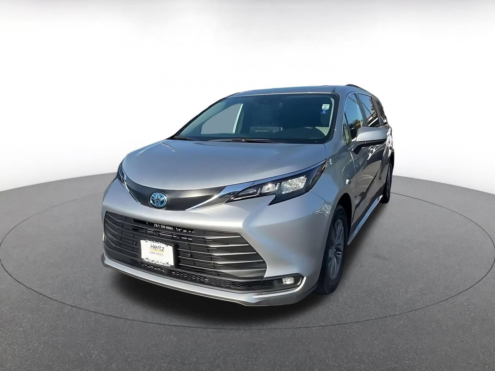Used 2025 Toyota Sienna XLE FWD image 6