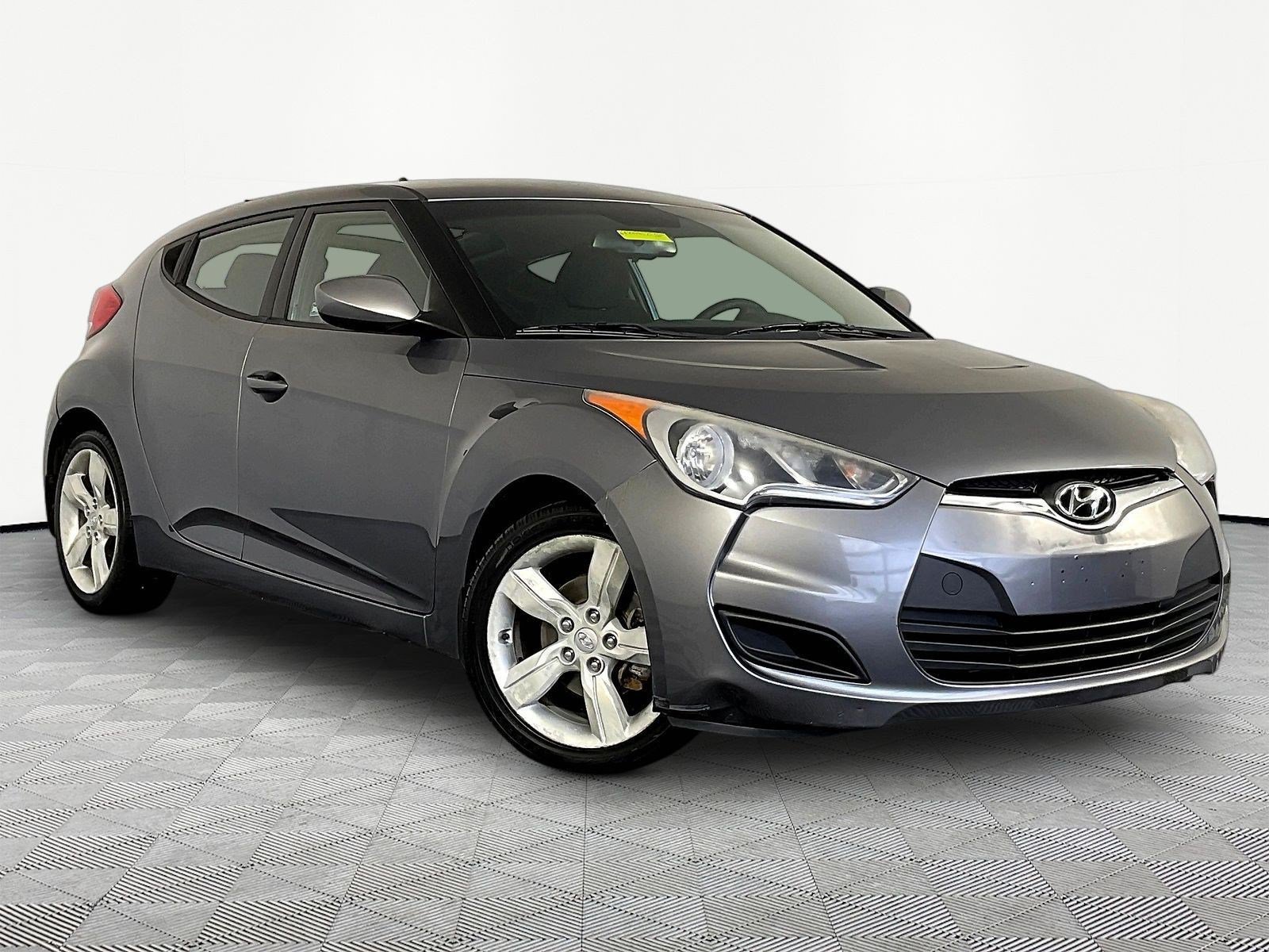 Used 2013 Hyundai Veloster FWD image 3