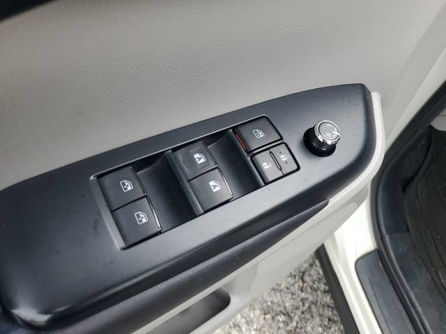 Used 2016 Toyota Highlander Plus FWD image 9