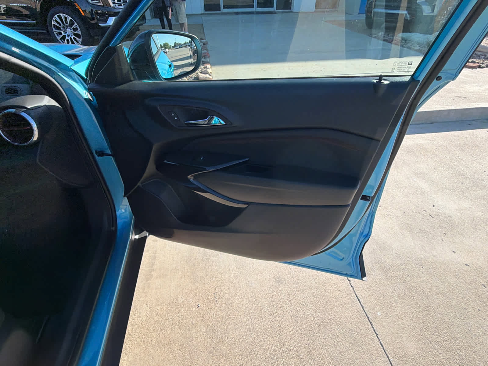 Used 2026 Chevrolet Trax RS w/ Sunroof Package FWD image 25