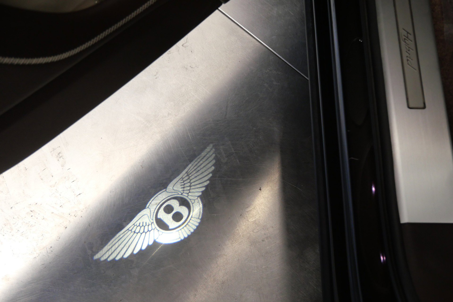 Used 2021 Bentley Bentayga Plug-In Hybrid image 29