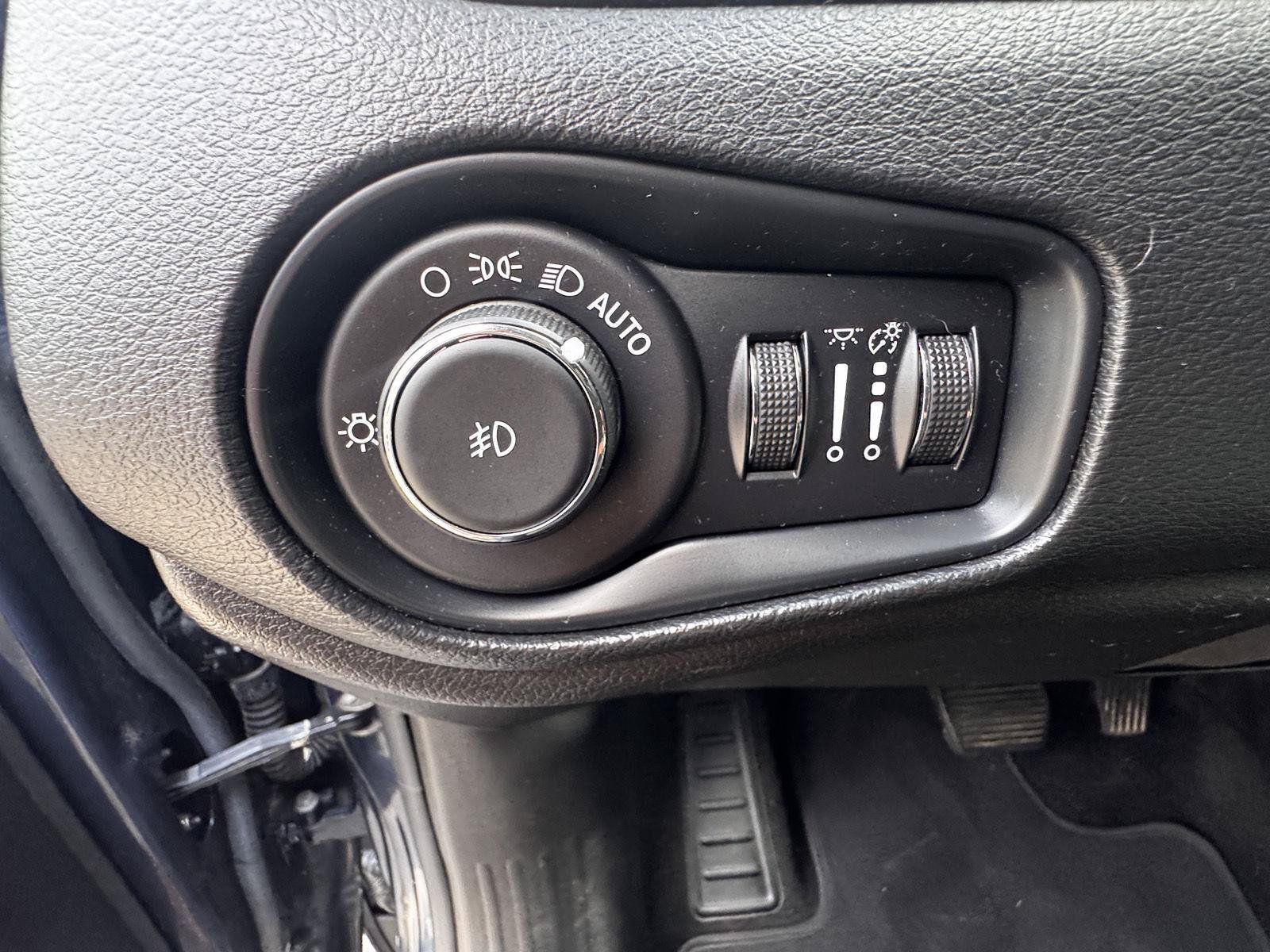 Used 2021 Jeep Renegade Limited AWD/4WD image 17