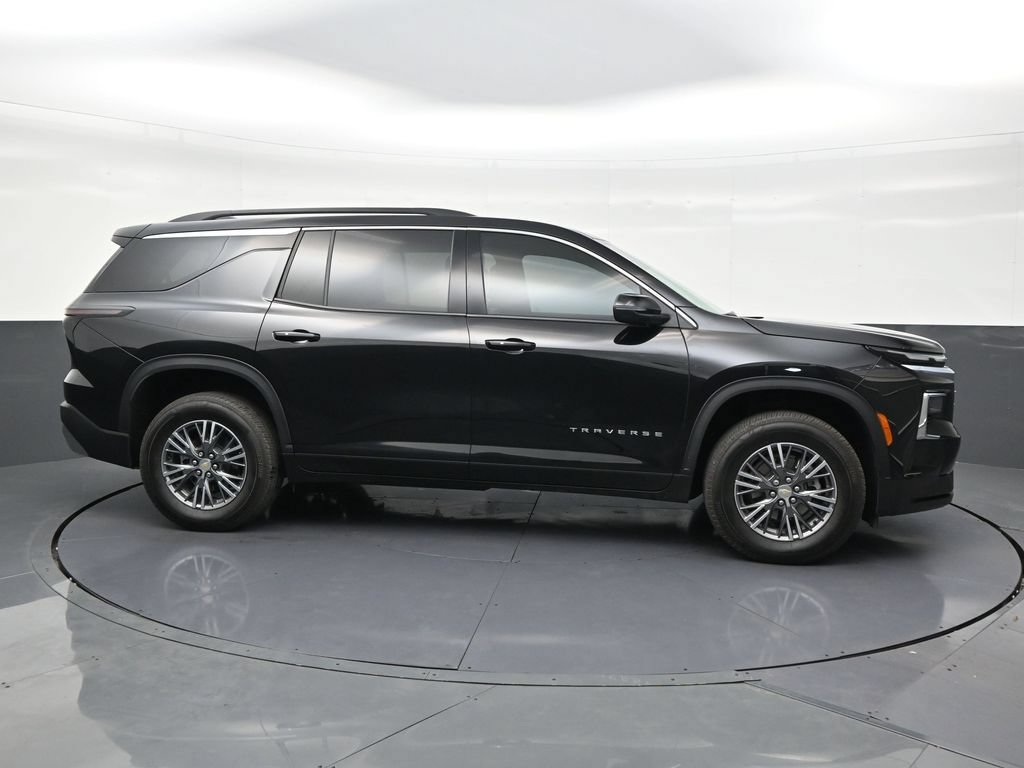 Used 2025 Chevrolet Traverse LT FWD image 6