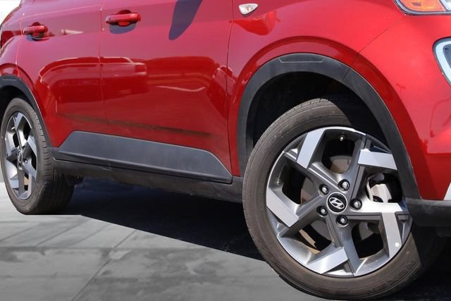 Used 2025 Hyundai Venue SEL FWD image 3