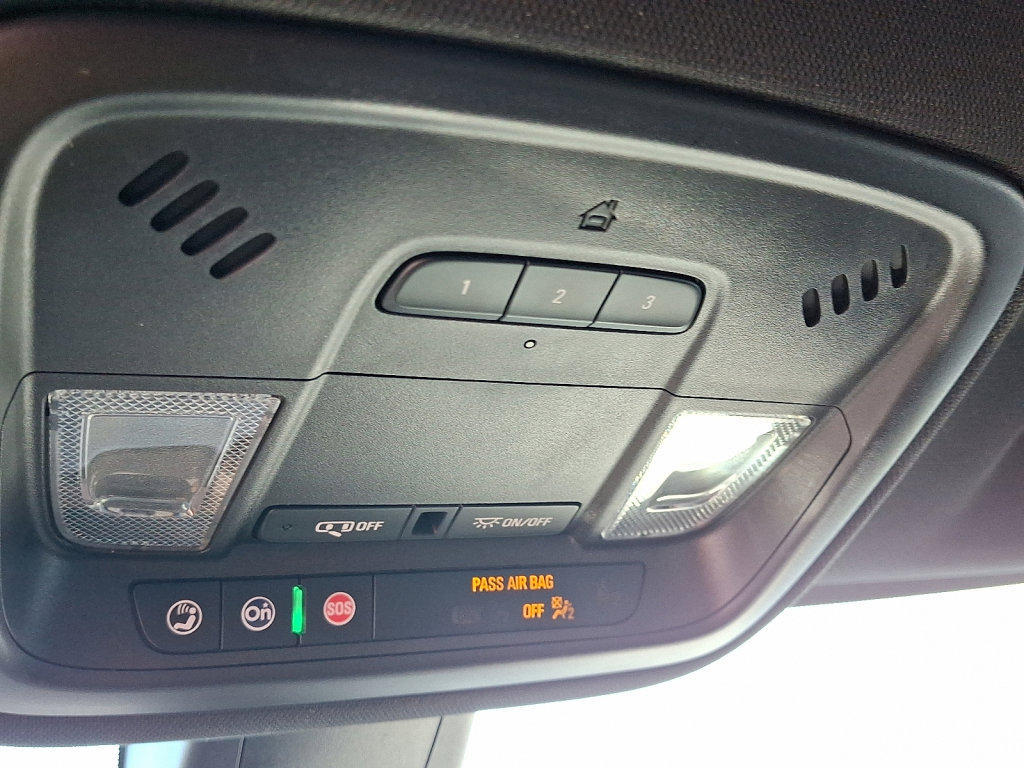Used 2023 Chevrolet Traverse LT image 32