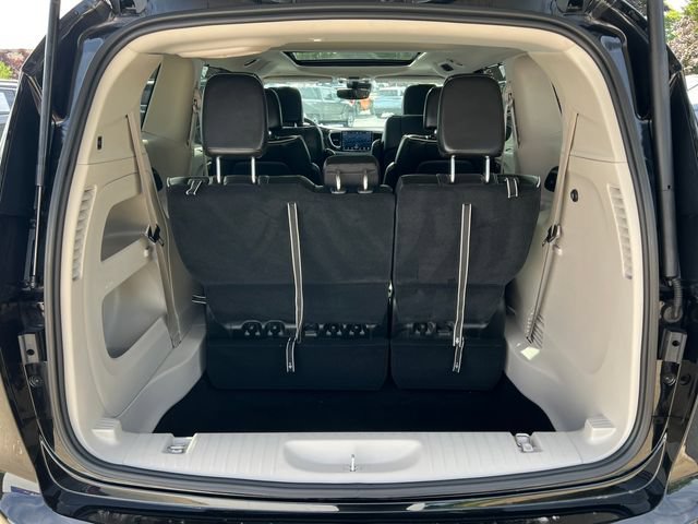 Used 2024 Chrysler Pacifica Limited FWD image 41
