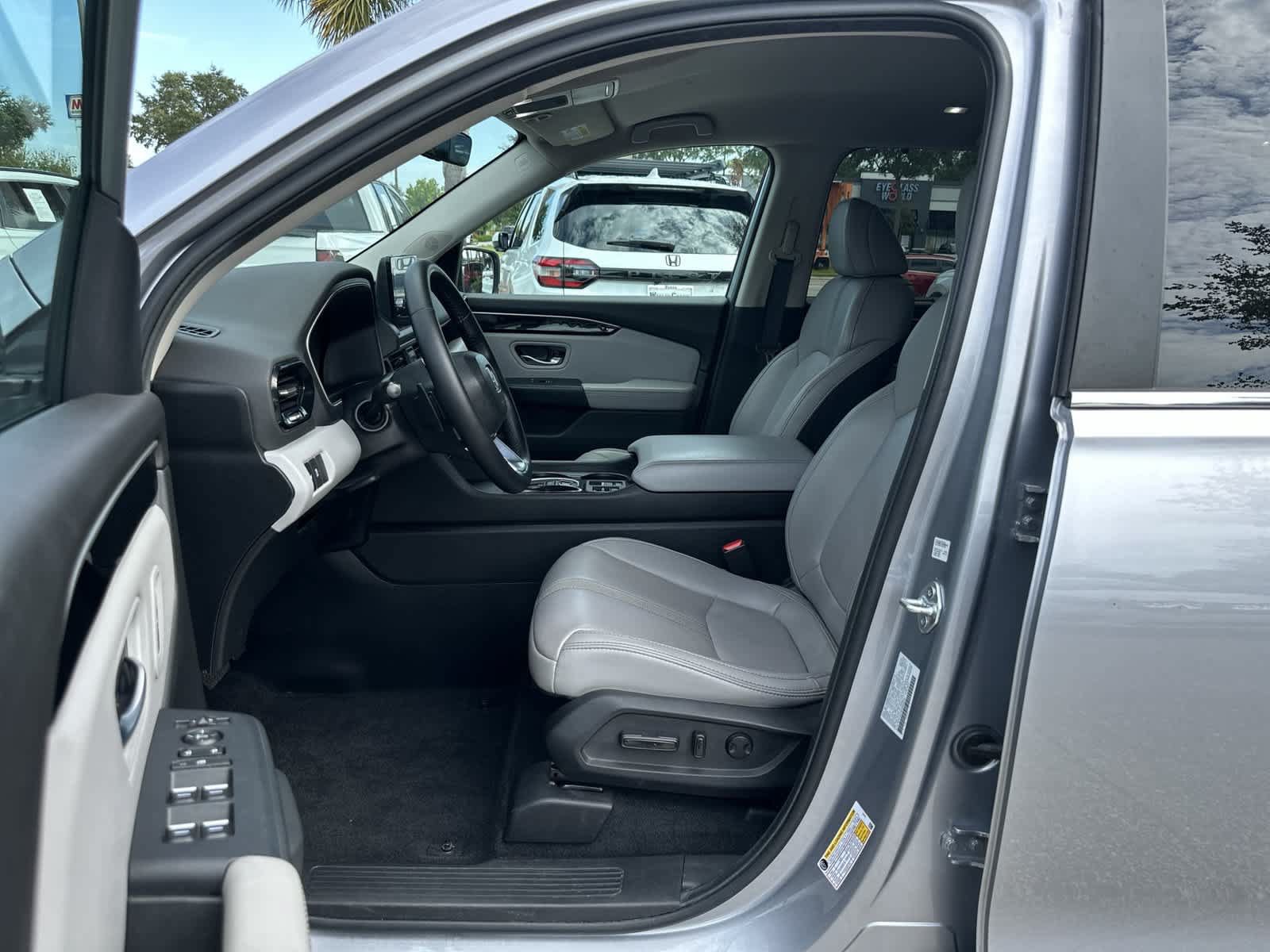 Used 2025 Honda Pilot EX-L image 2