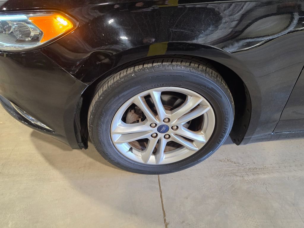 Used 2018 Ford Fusion SE w/ Fusion SE Technology Package FWD image 3