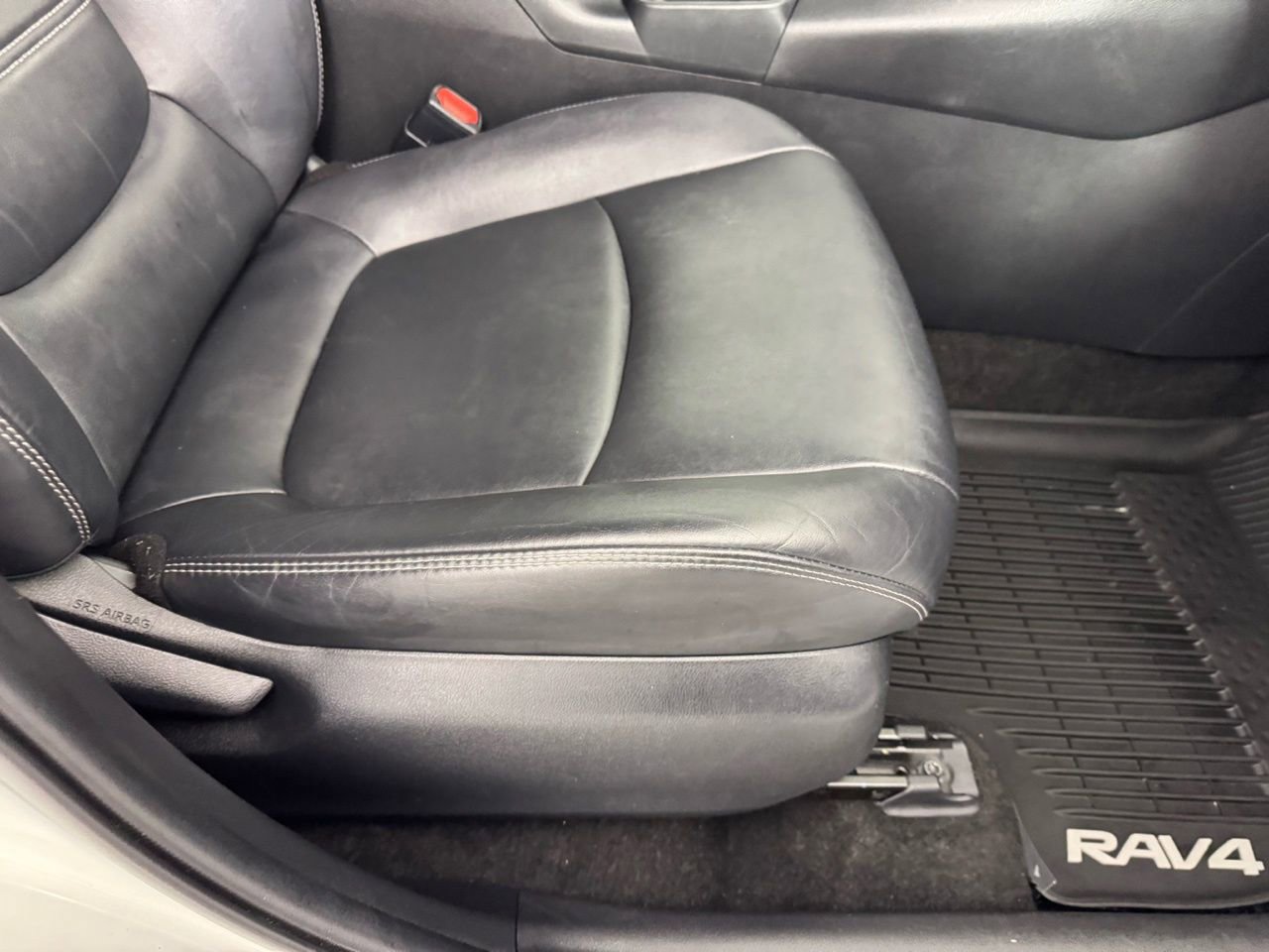 Used 2020 Toyota RAV4 XLE Premium image 32