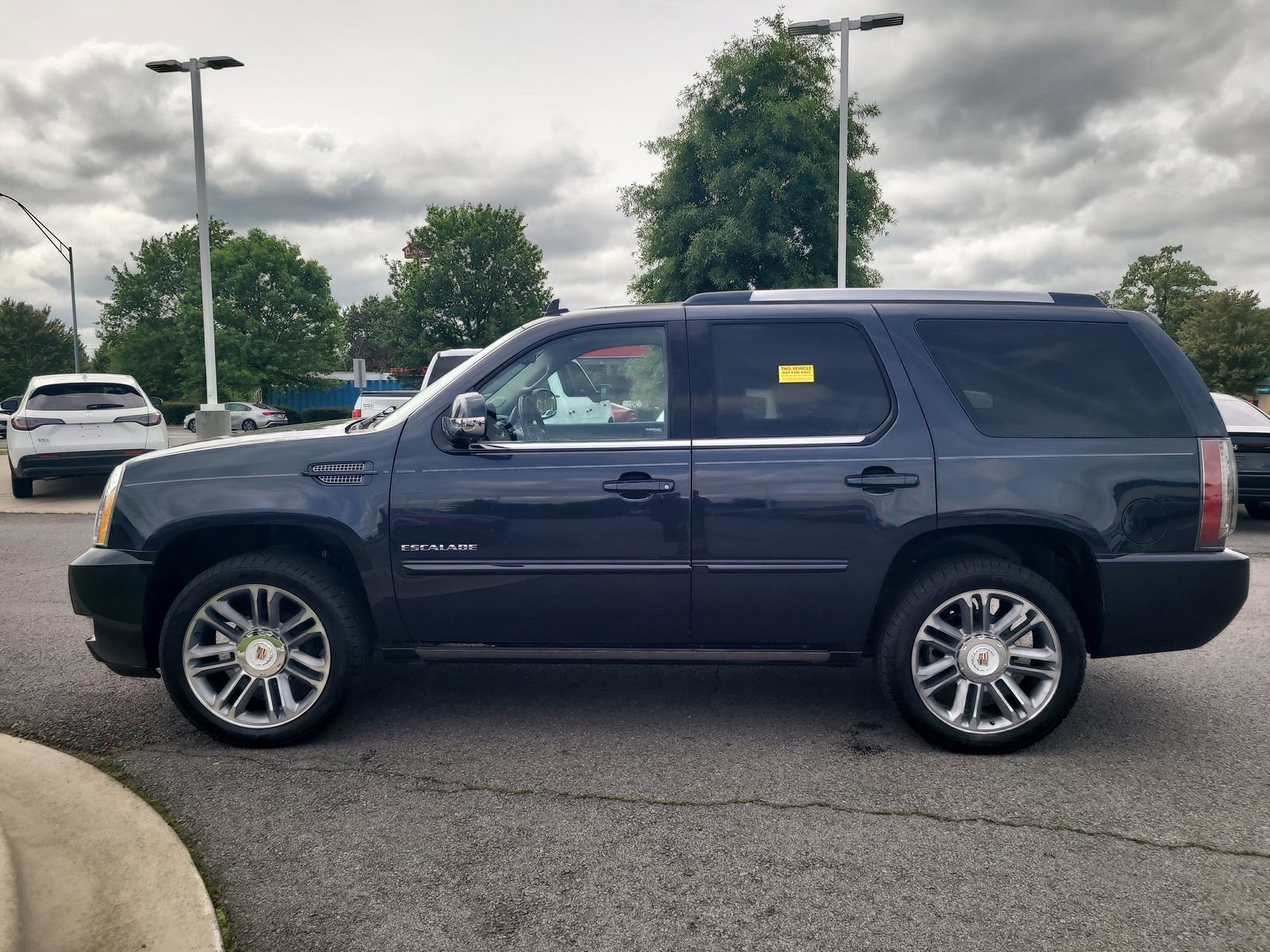 Used 2013 Cadillac Escalade Premium RWD image 6