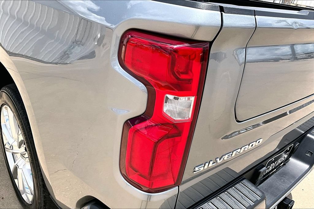 Used 2023 Chevrolet Silverado 1500 High Country w/ High Country Premium Package AWD/4WD image 38