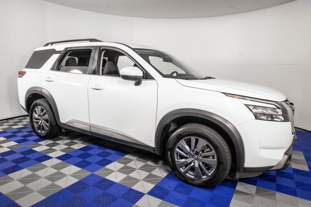Used 2025 Nissan Pathfinder SV image 3