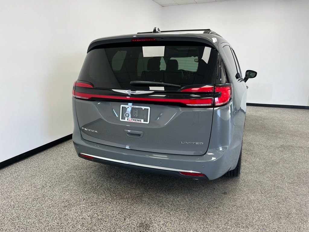 Used 2023 Chrysler Pacifica Limited image 7