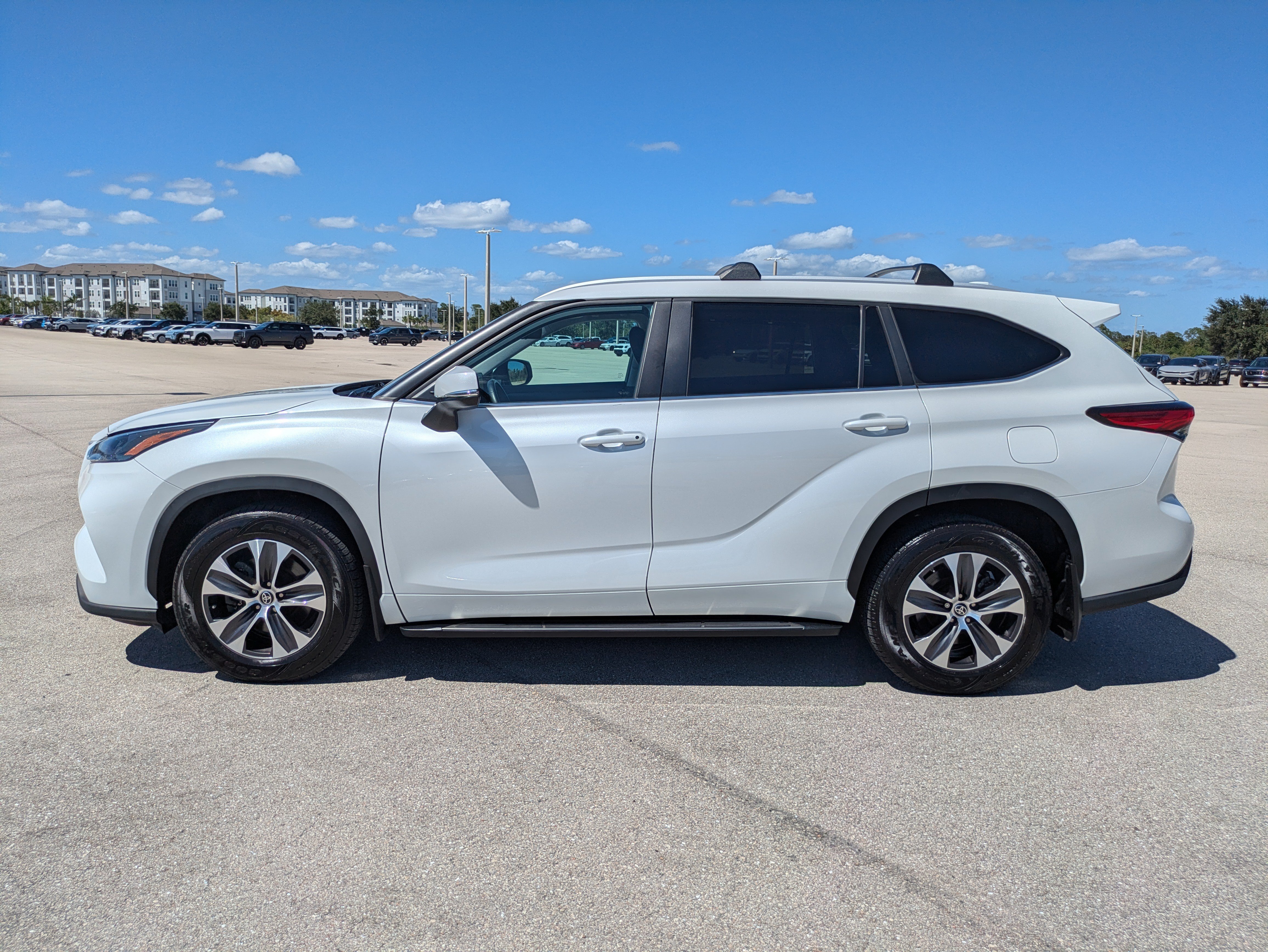 Used 2023 Toyota Highlander XLE AWD/4WD image 7
