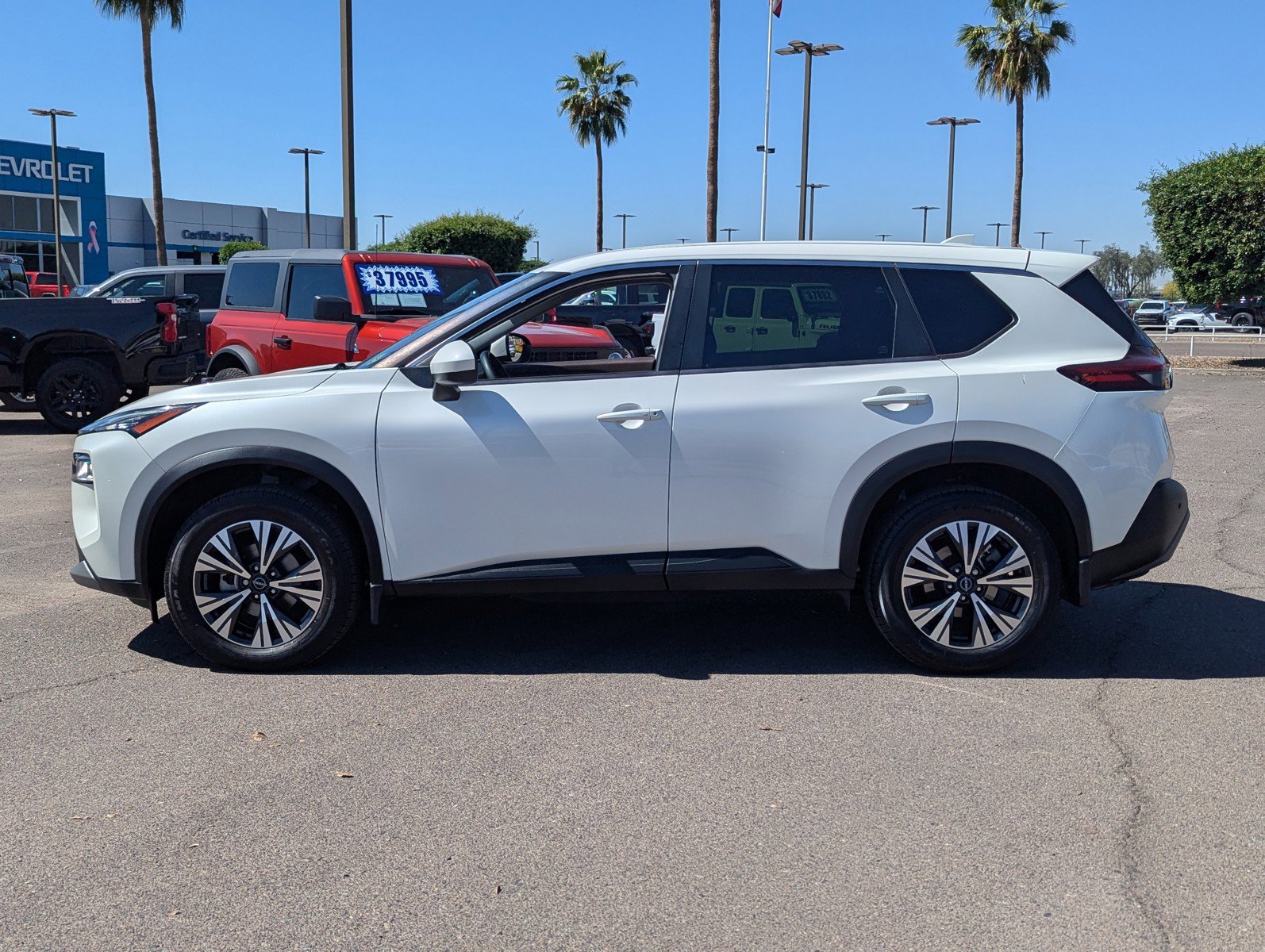 Used 2023 Nissan Rogue SV image 2