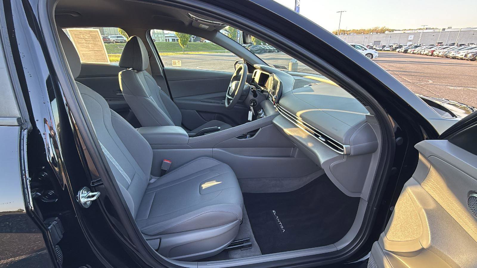Used 2024 Hyundai Elantra SE FWD image 18