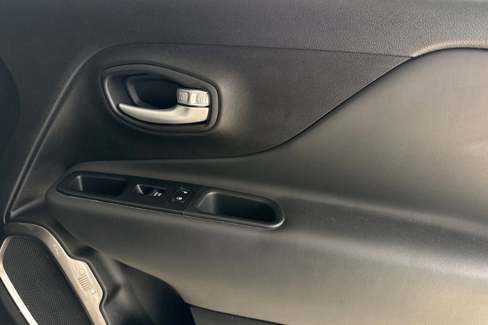 Used 2023 Jeep Renegade Latitude AWD/4WD image 19