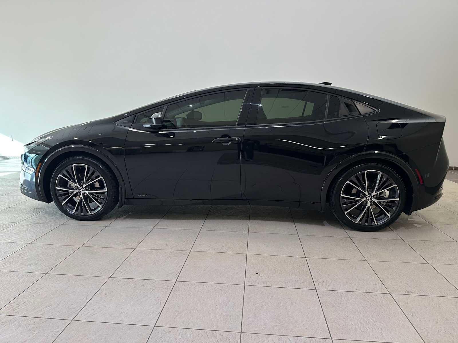 Used 2025 Toyota Prius XLE AWD/4WD image 3