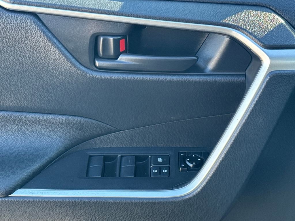 Used 2021 Toyota RAV4 SE image 36