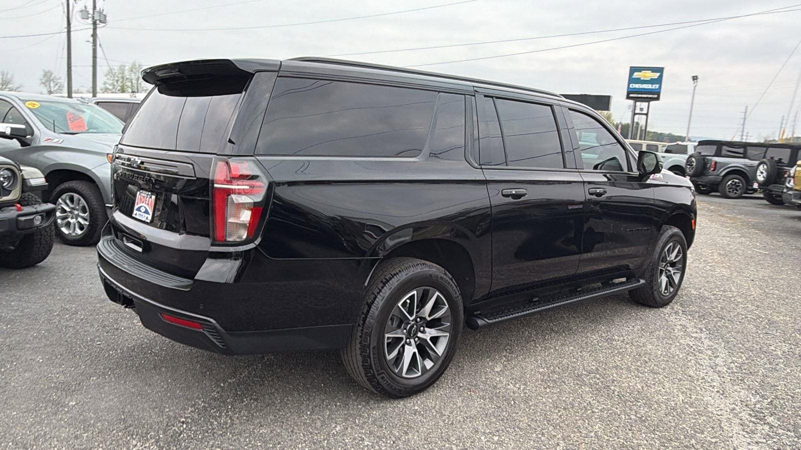 Used 2024 Chevrolet Suburban Z71 w/ Luxury Package AWD/4WD image 5