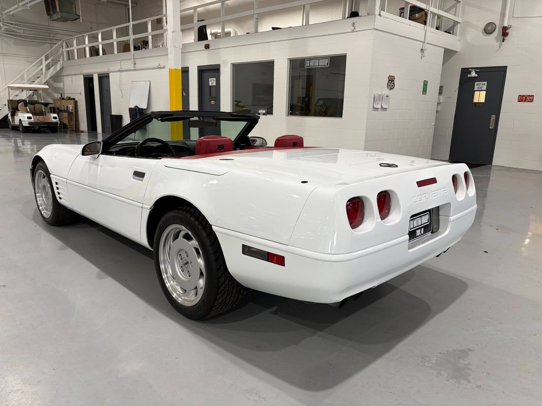 Used 1991 Chevrolet Corvette Convertible RWD image 12