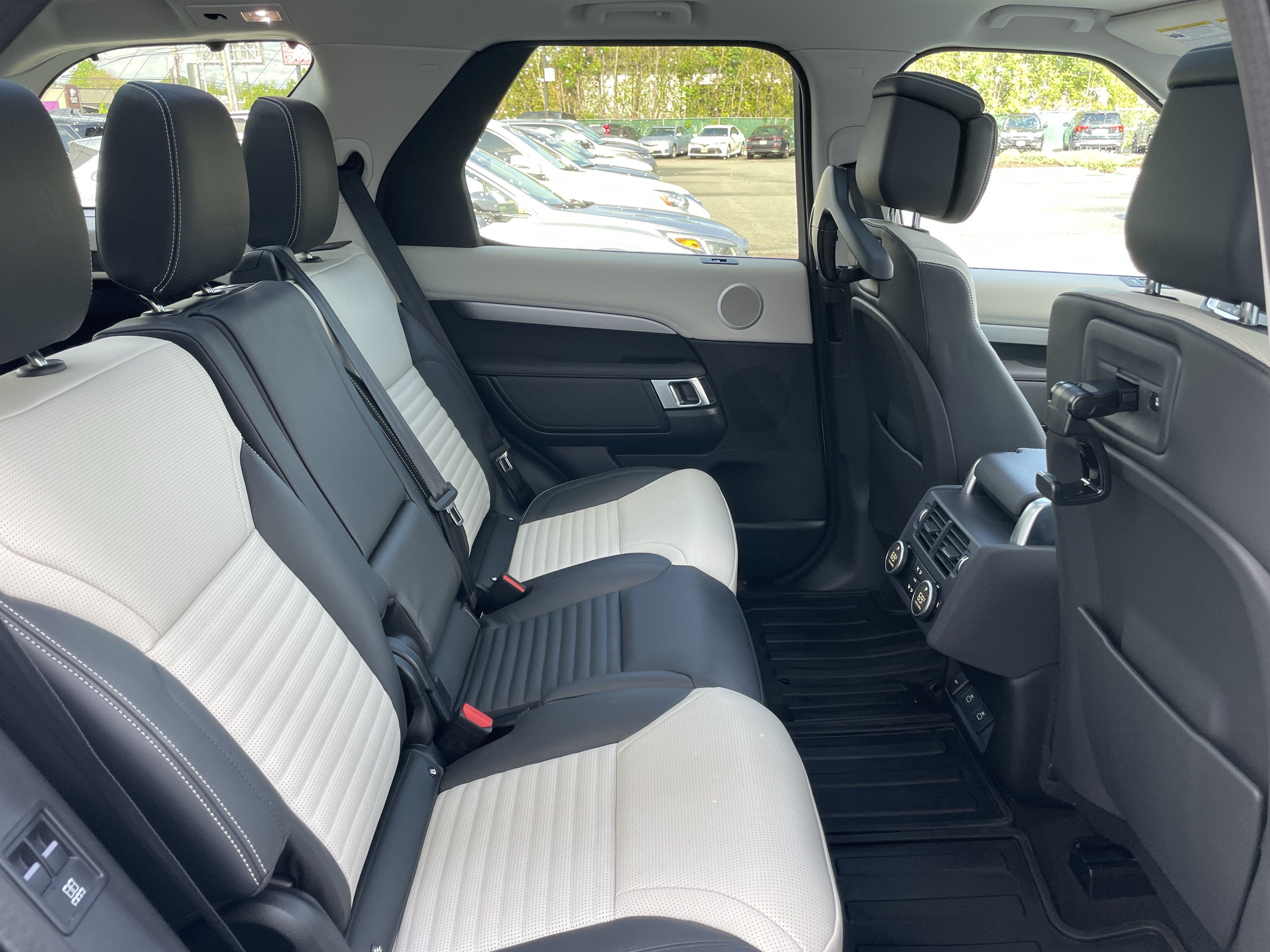 Certified 2025 Land Rover Discovery Dynamic SE AWD/4WD image 31