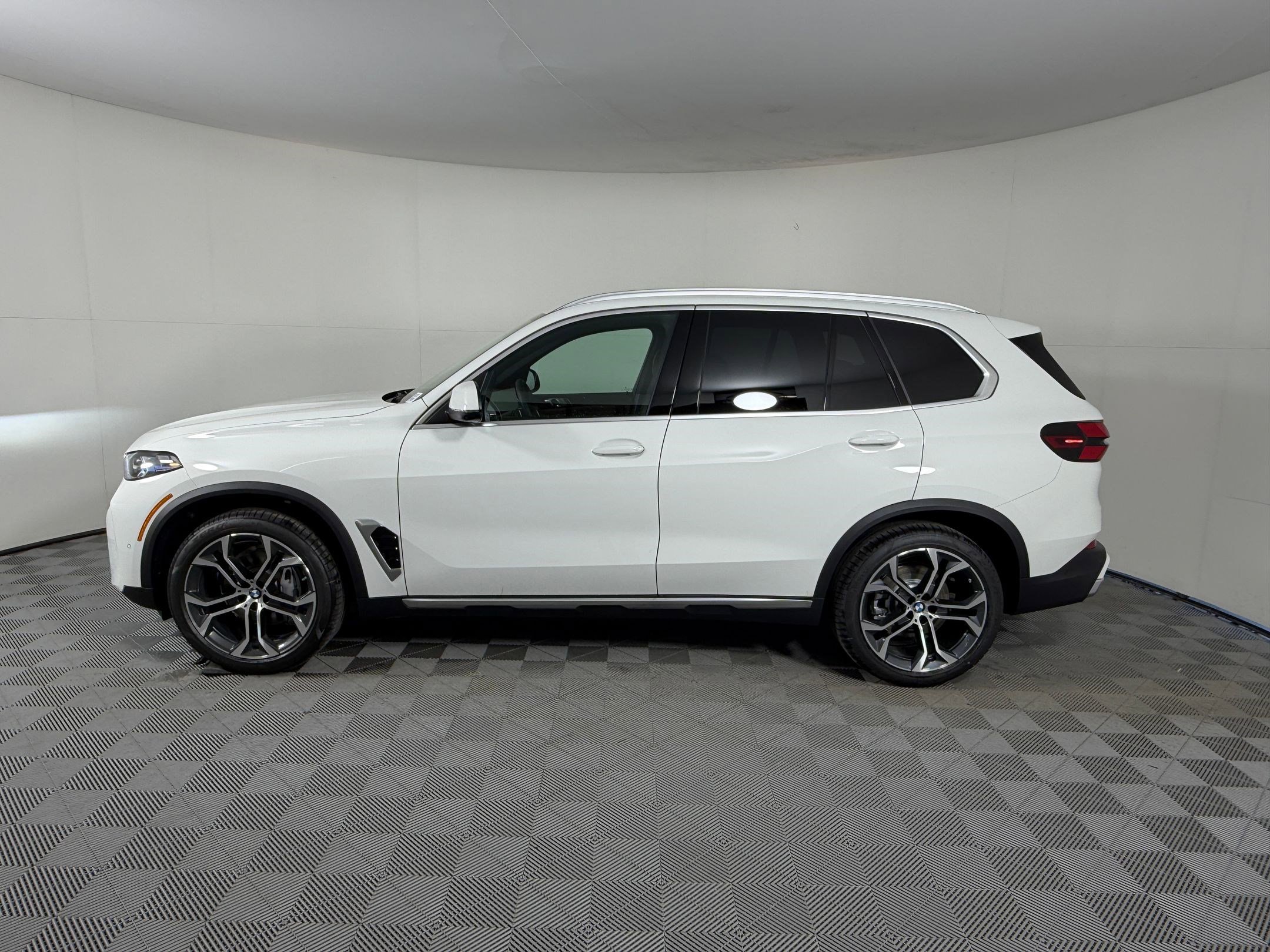 New 2026 BMW X5 sDrive40i w/ Premium Package RWD image 2