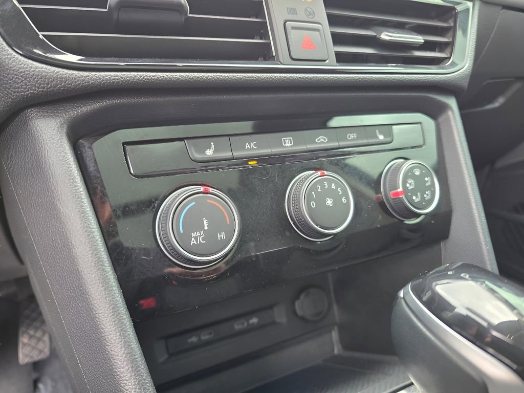 Used 2023 Volkswagen Taos SE w/ Panoramic Sunroof Package FWD image 18