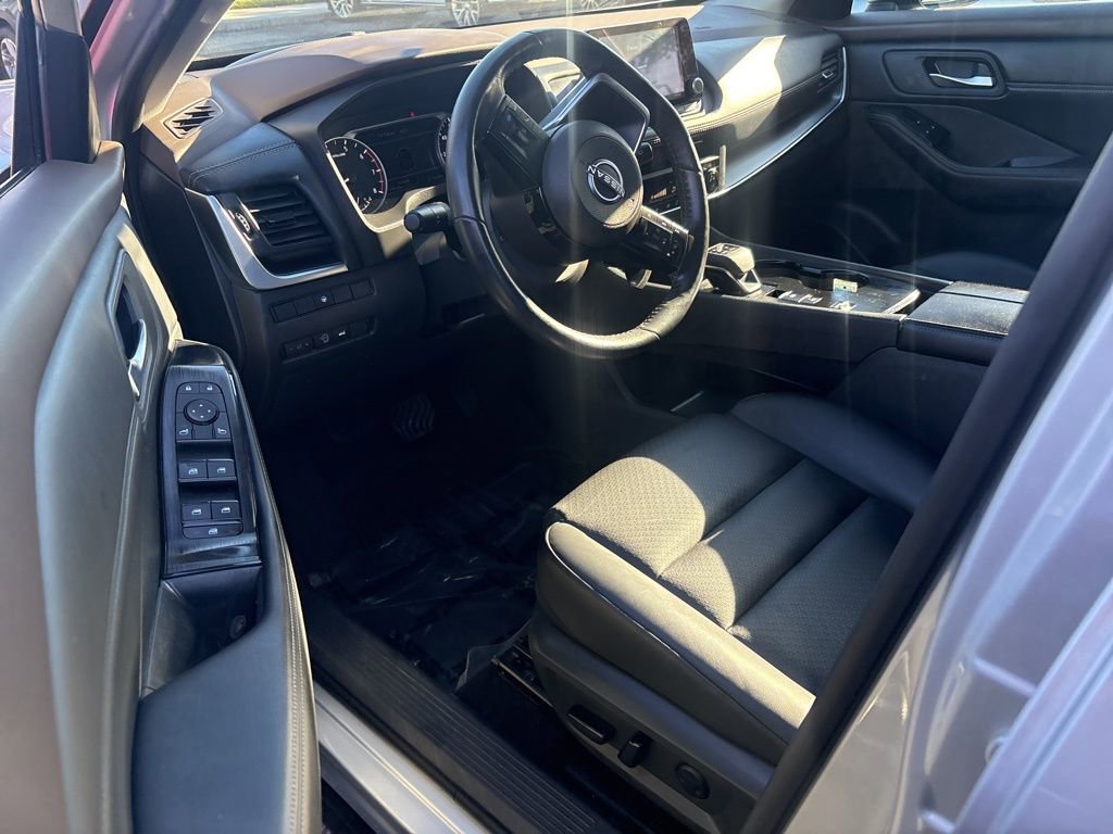 Used 2023 Nissan Rogue SV w/ SV Premium B Package image 18