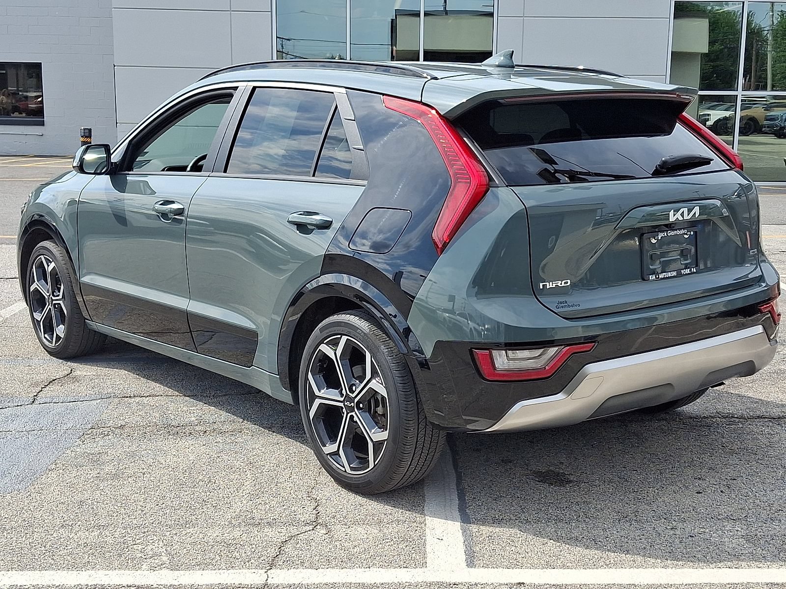 Used 2023 Kia Niro SX Touring FWD image 4