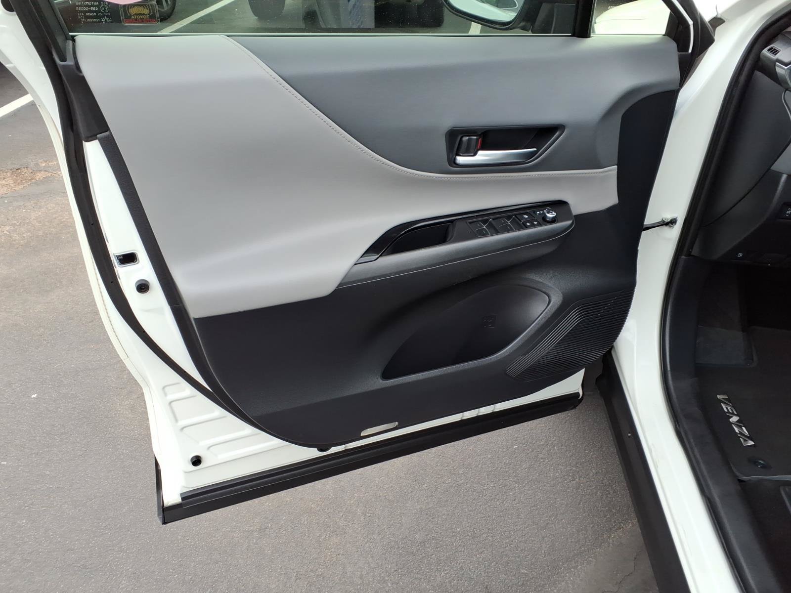 Certified 2021 Toyota Venza LE w/ Carpet Mat Package (TMS) AWD/4WD image 13