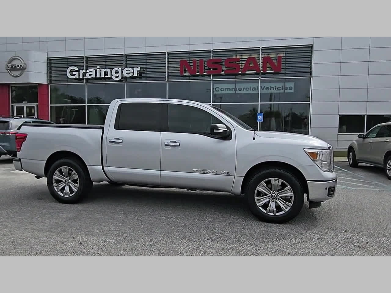 Used 2018 Nissan Titan SV w/ SV Convenience Package RWD image 37