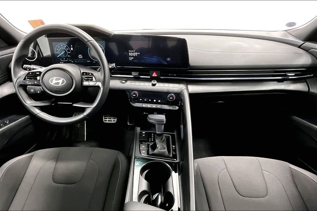 Certified 2025 Hyundai Elantra SEL image 18