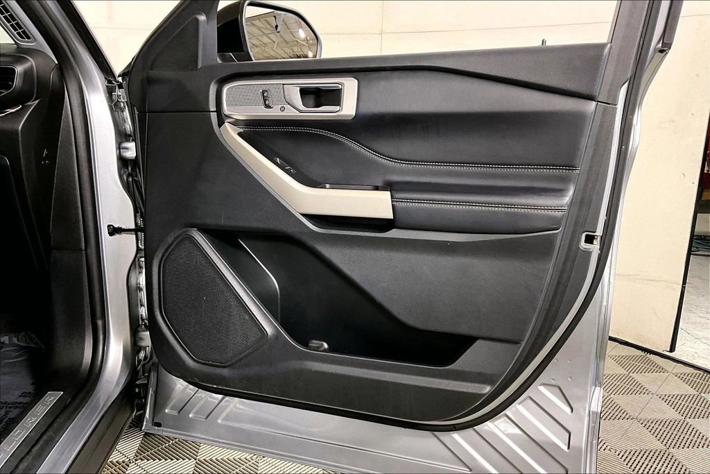 Used 2021 Ford Explorer Limited w/ Equipment Group 301A image 24