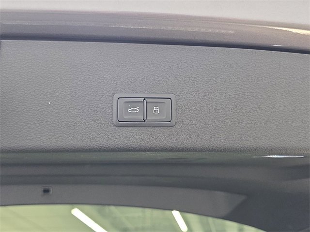 Used 2020 Audi e-tron Premium Plus image 36