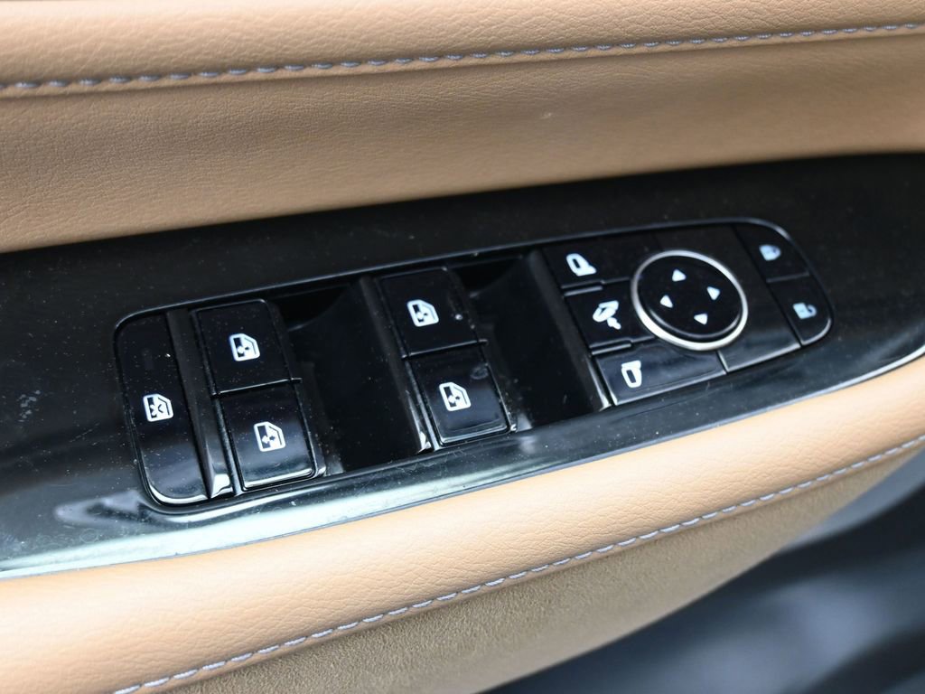 Used 2025 INFINITI QX80 Sensory image 4