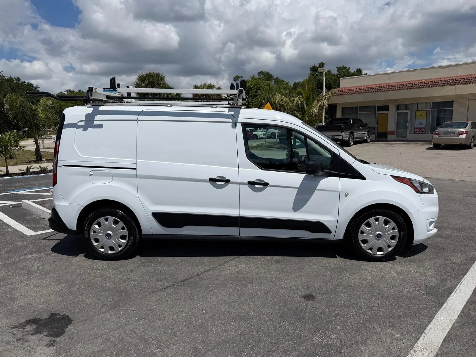 Used 2023 Ford Transit Connect XLT FWD image 4