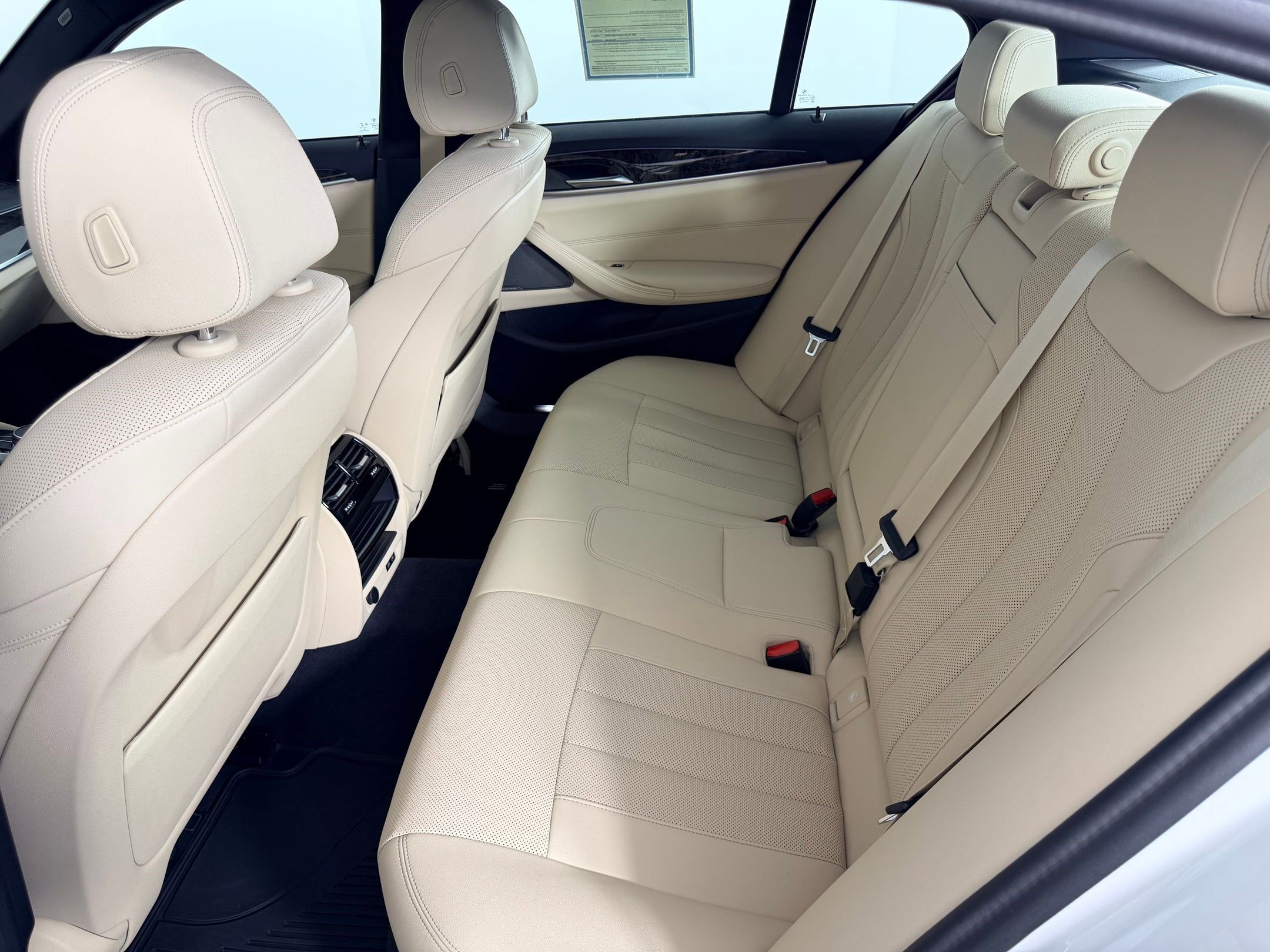 Certified 2023 BMW 530e w/ Premium Package image 13