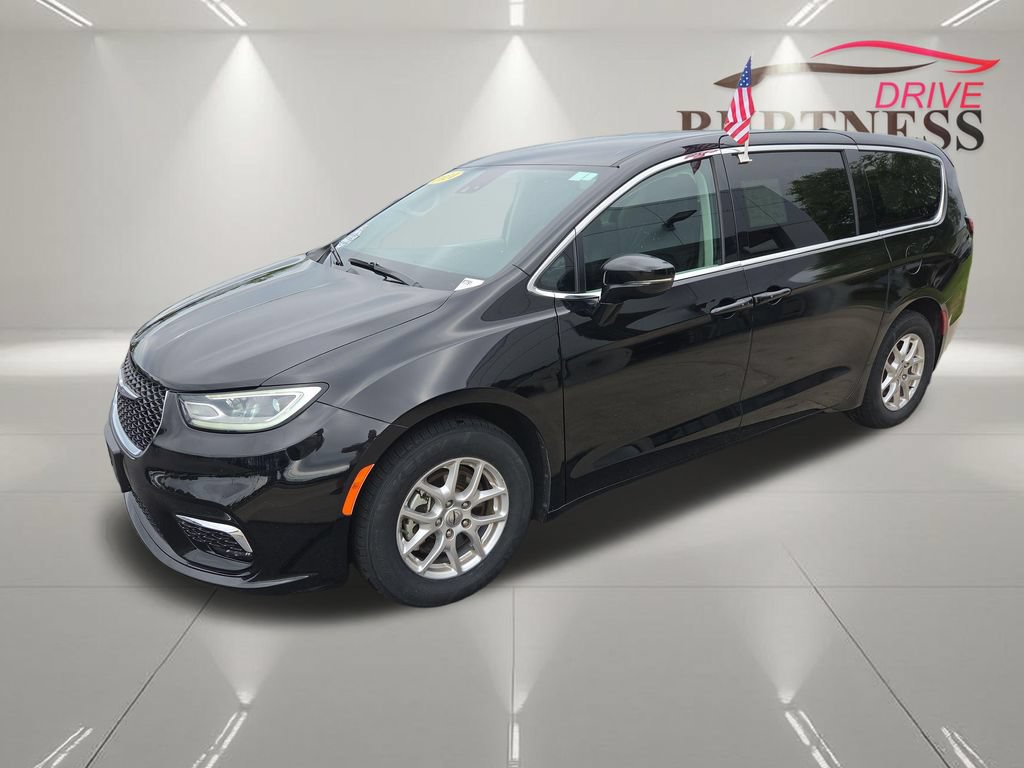 Used 2024 Chrysler Pacifica Touring-L FWD image 4