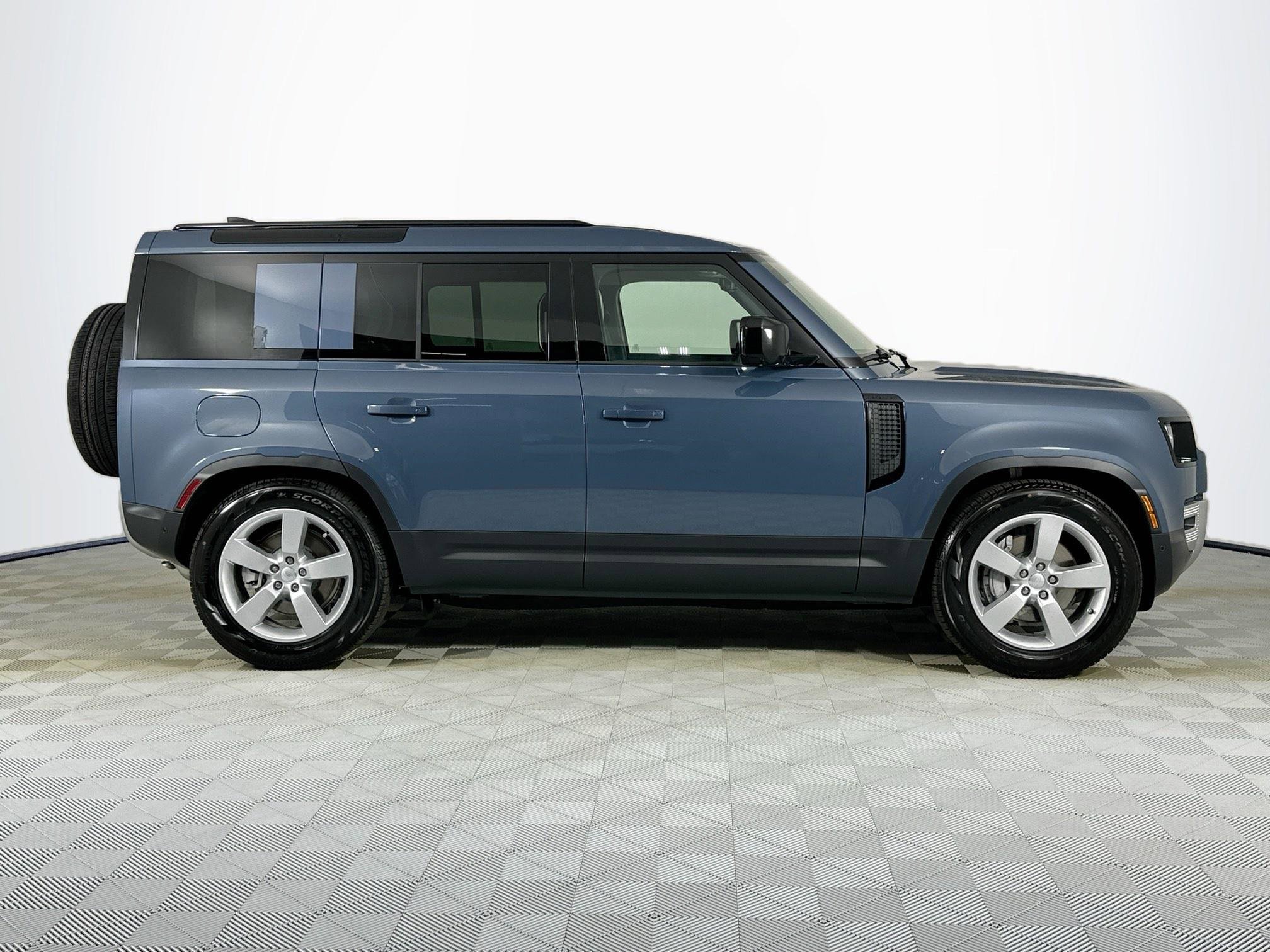 Used 2025 Land Rover Defender 110 S image 4