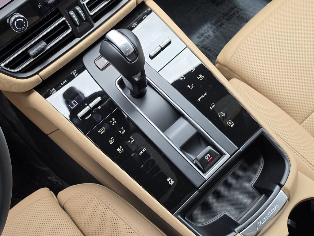 Certified 2026 Porsche Macan AWD/4WD image 24