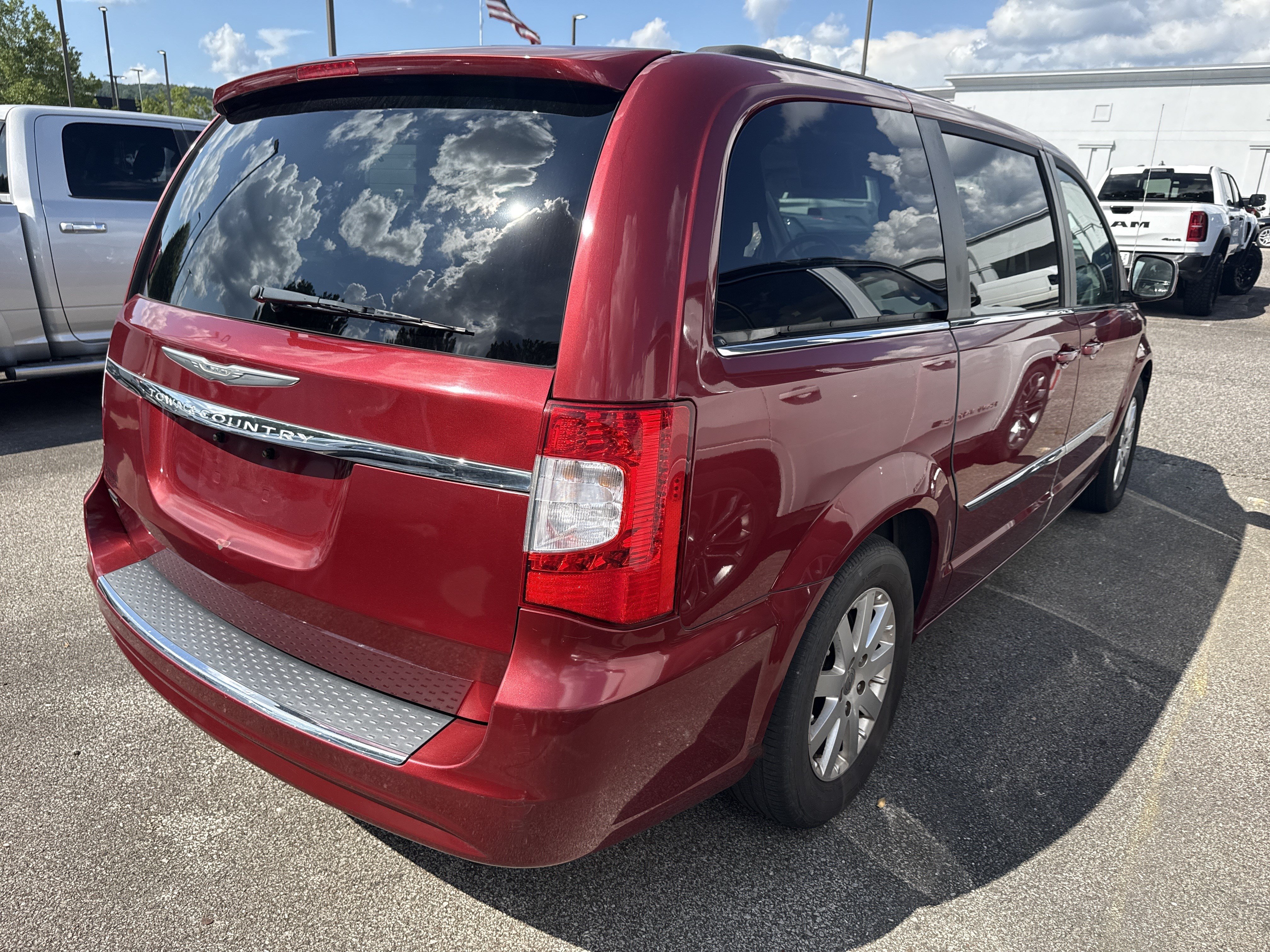 Used 2014 Chrysler Town & Country Touring FWD image 10
