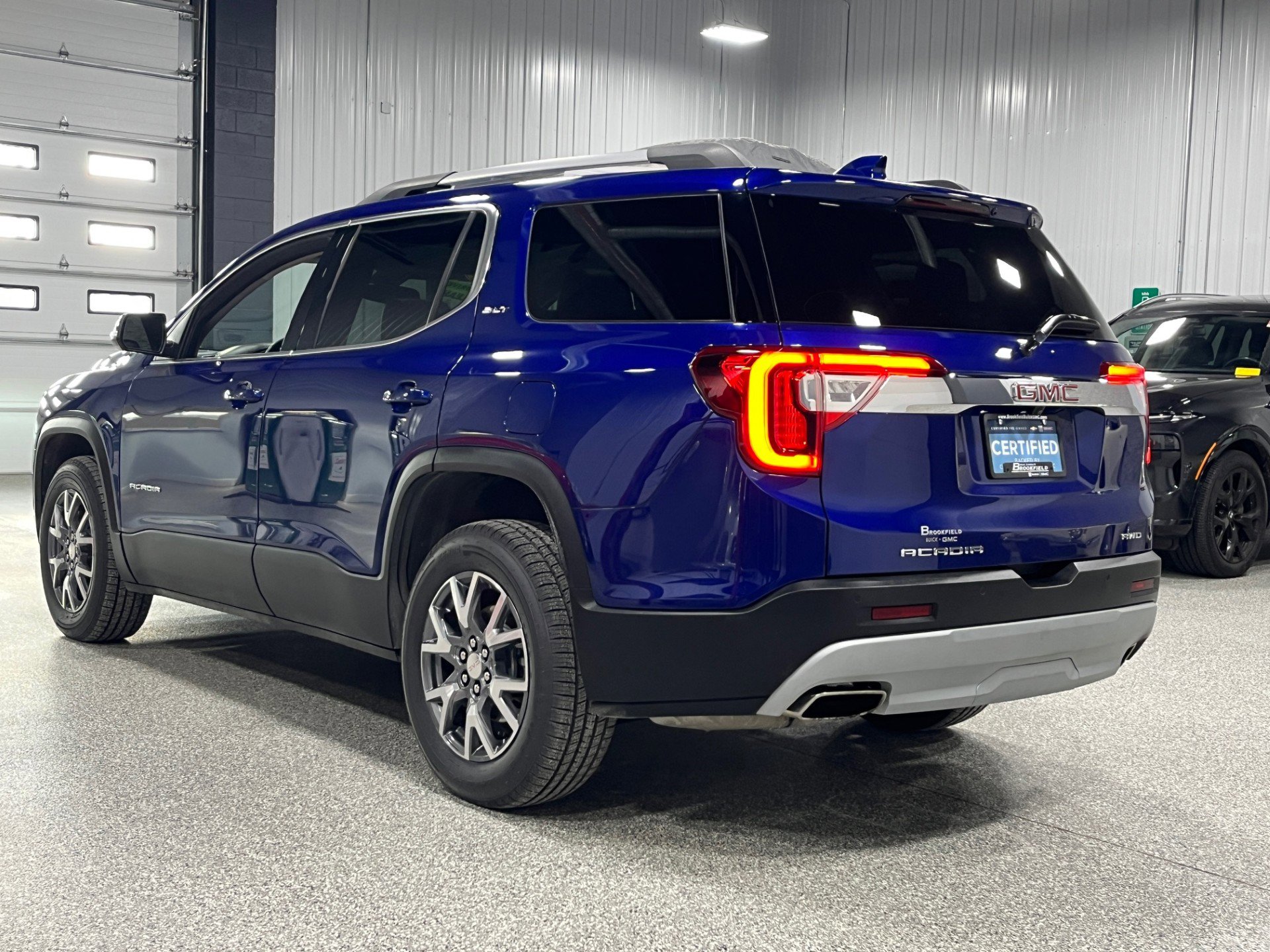 Certified 2023 GMC Acadia SLT w/ Preferred Package image 3