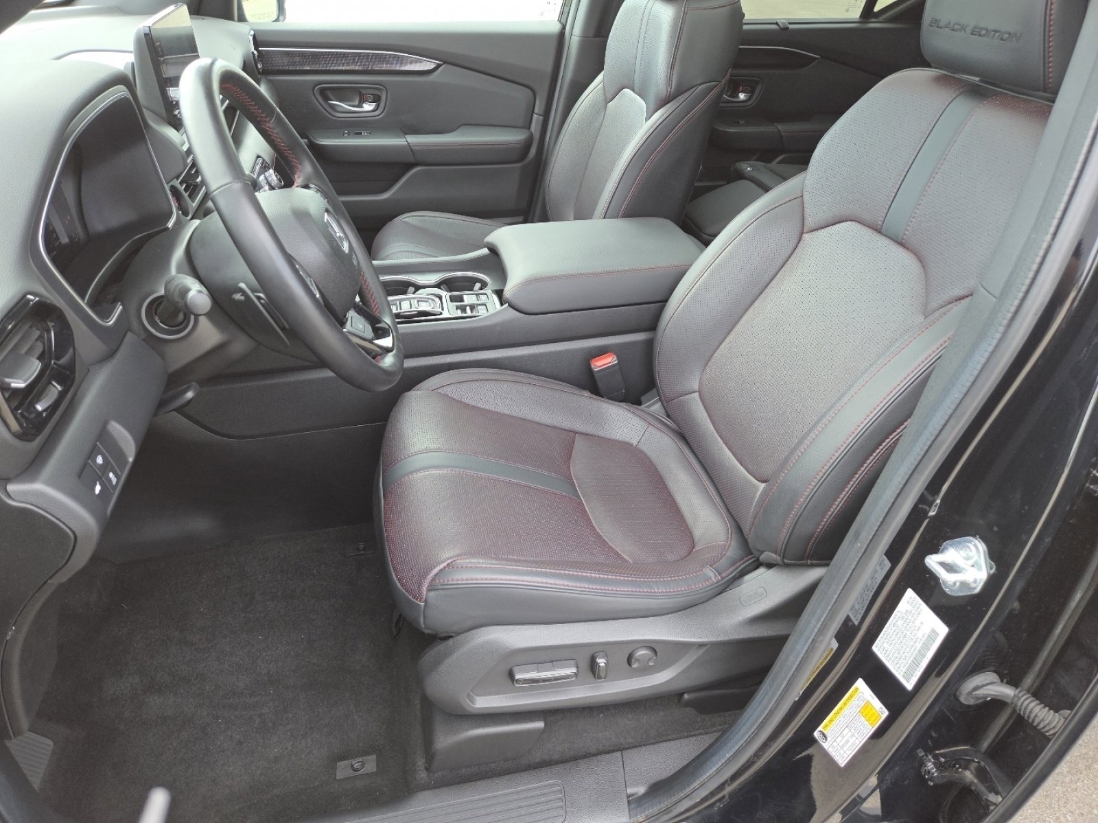 Used 2025 Honda Pilot Black Edition image 27