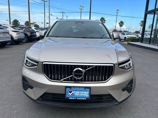 Used 2023 Volvo XC40 B5 Plus w/ Driver Assist Package AWD/4WD image 2