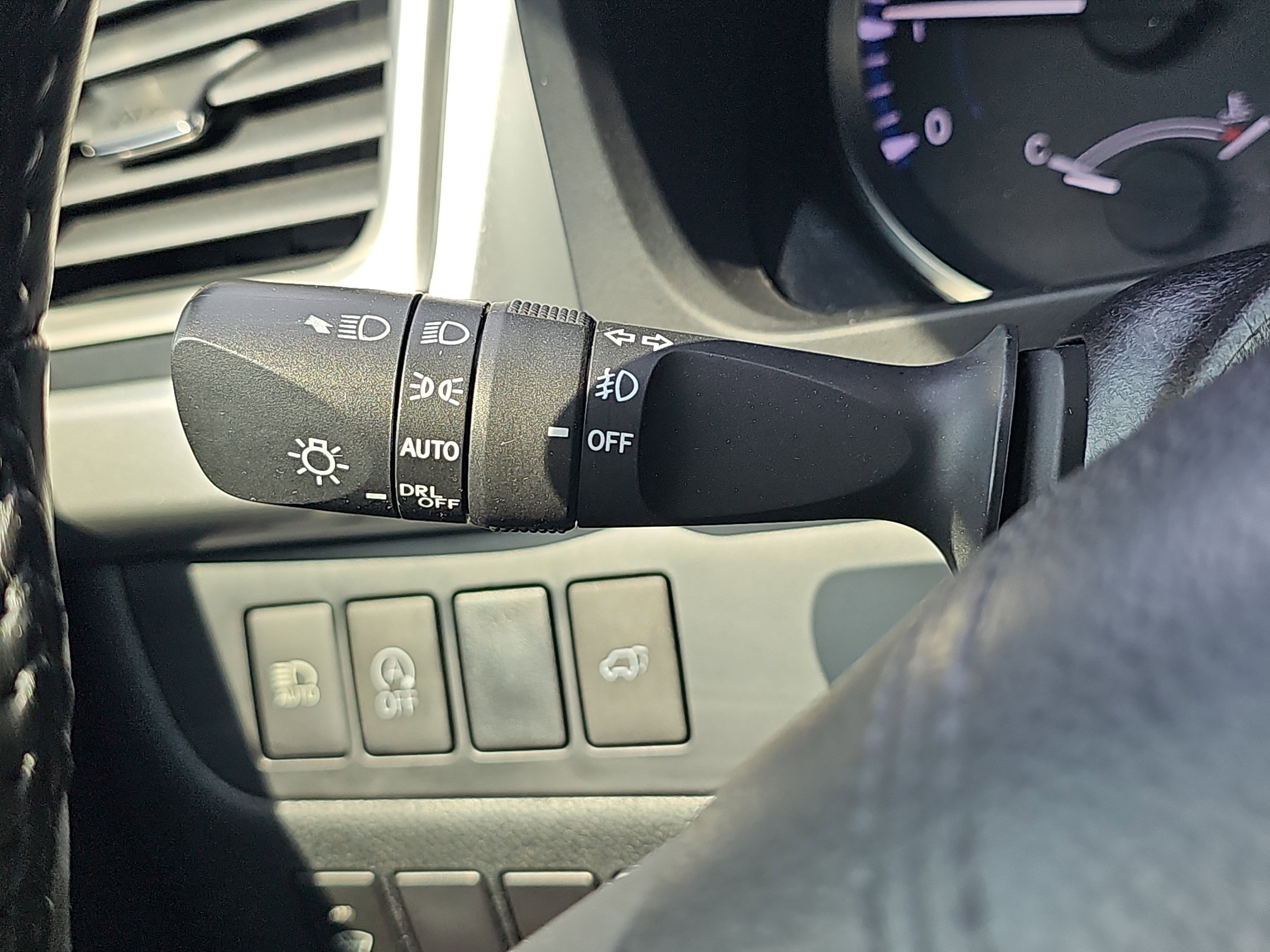 Used 2017 Toyota Highlander Plus FWD image 28