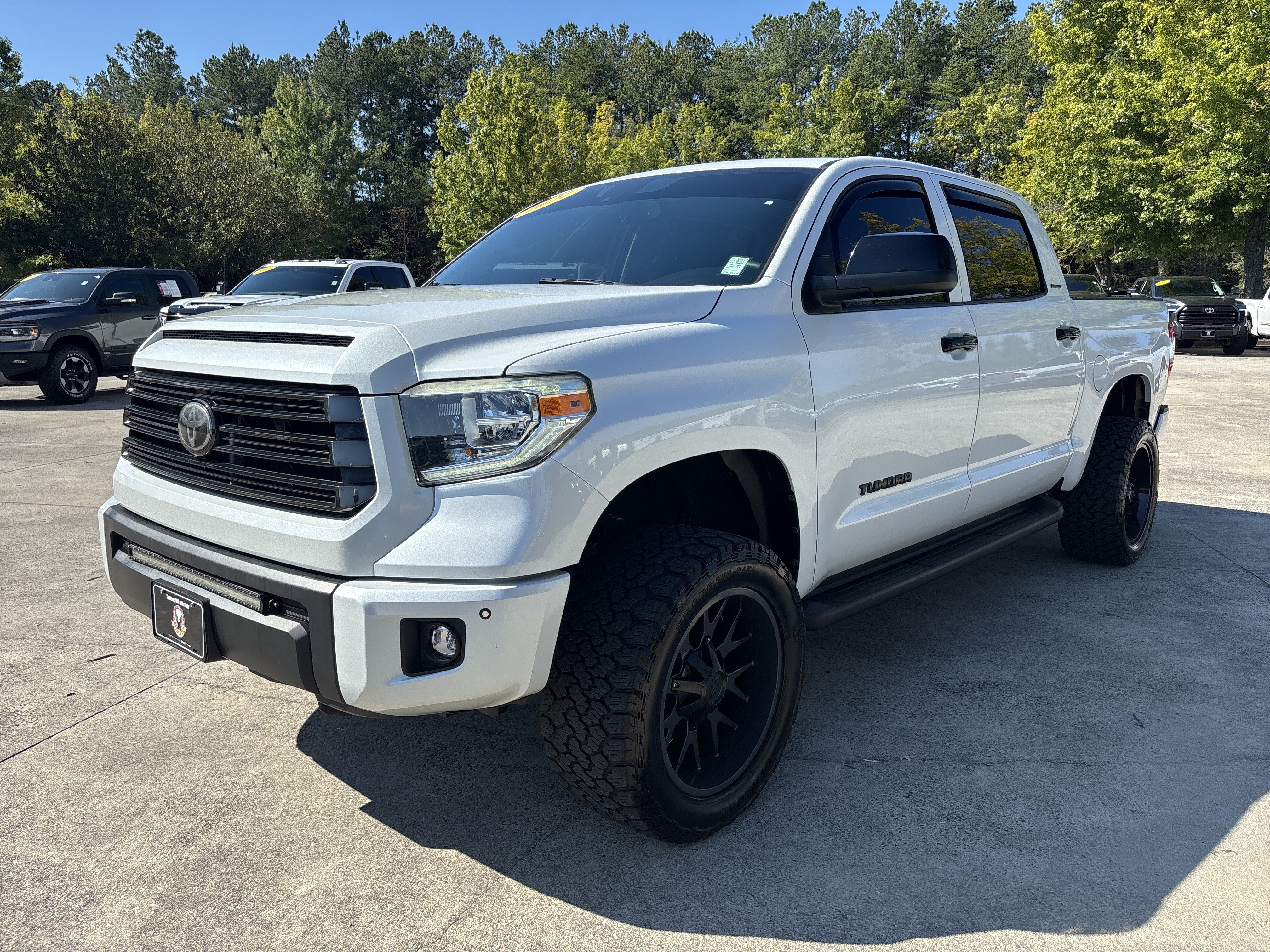 Used 2021 Toyota Tundra Limited w/ Limited Premium Package AWD/4WD image 3