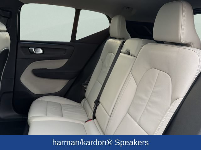 Used 2023 Volvo XC40 B4 Ultimate FWD image 16